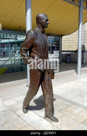 Staue of Bristol born actor, Cary Grant, Millennium Square, Bristol Stock Photo