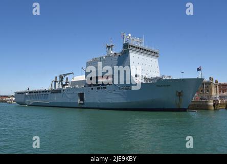 22/06/2022 Portsmouth UK RFA Mounts Bay a 176.6m (579.4ft) Royal Navy Bay-Class auxiliary landing ship dock moored alongside Kings Stairs Jetty, HMNB Stock Photo