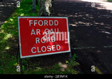 Road ahead closed sign in English and Welsh, Cardiff, South Wales, UK. Stock Photo
