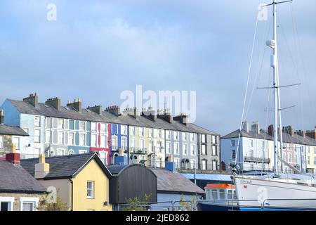 Houses and yachts in harbour by Caernarfon Castle in Wales UK. Stock Photo