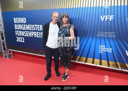 Munich, Germany. 26th June, 2022. Actor Edgar Selge and his wife Franziska Walser arrive at the Bernd Burgemeister Television Award ceremony at the Gloria Palast as part of the Munich Film Festival. Credit: Felix Hörhager/dpa/Alamy Live News Stock Photo