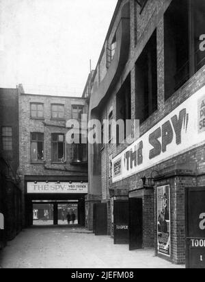 Side Entrance to the RIVOLI Cinema at 100 Whitechapel Road, East London showing RUDOLF KLEIN-ROGGE WILLY FRITSCH and GERDA MAURUS in THE SPY / SPIES / SPIONE 1928 director FRITZ LANG novel Thea von Harbou screenplay Thea von Harbou and Fritz Lang producer Erich Pommer Fritz Lang-Film / Universum Film (UFA) Stock Photo