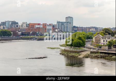 Limerick, Ireland - Lune 4, 2022: Beautiful Limerick urban cityscape over the river Shannon viewed from King John's Castle Stock Photo