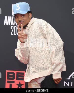 Chance the Rapper arrives on the red carpet at the 2016 MTV Video Music ...