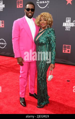 LOS ANGELES - JUN 26: Sean Combs, mother Janice Combs at the 2022 BET