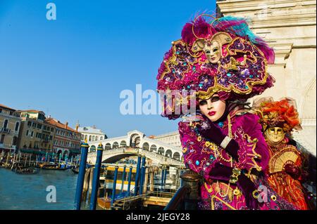 Karneval in der einzigartigen Stadt Venedig in Italien. Venezianische Masken Stock Photo