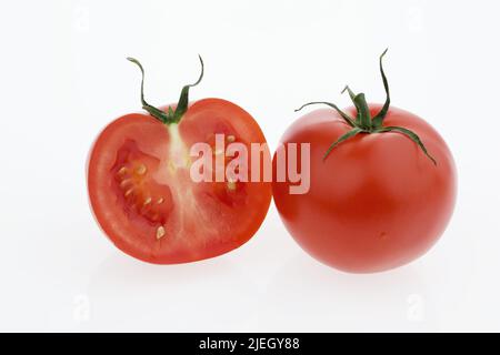 Zwei Tomaten liegt auf einem weissen Hintergrund. Frisches Gemüse zu jeder Saison Stock Photo