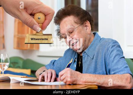 Frau, 75, Jahre, Seniorin beantrag Witwenrente, Senioren, Stempel, Witwenrente, Rentenantrag, Rente, Altersvorsorge, Stock Photo