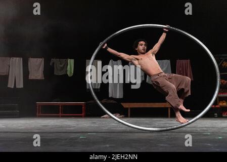 Jacobus Claassen from the Zip Zap Circus performs in the show Moya at the National Arts Festival Makhanda, South Africa 25 June 2022. Stock Photo