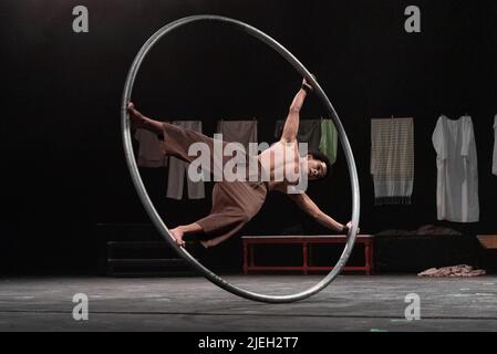 Jacobus Claassen from the Zip Zap Circus performs in the show Moya at the National Arts Festival Makhanda, South Africa 25 June 2022. Stock Photo