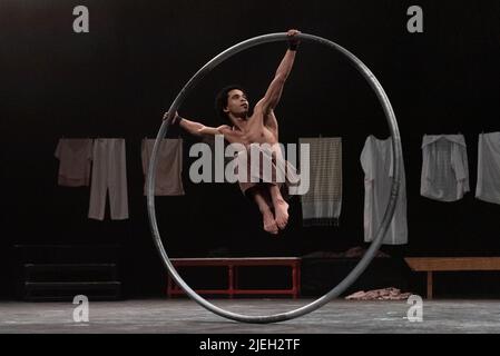 Jacobus Claassen from the Zip Zap Circus performs in the show Moya at the National Arts Festival Makhanda, South Africa 25 June 2022. Stock Photo