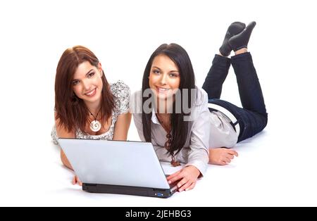 Zwei junge Frauen lachen und arbeiten gemeinsam an einem Laptop, 20, 25, Jahre, Studentinnen, Studenten, Stock Photo