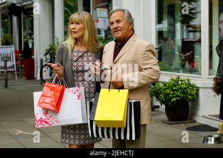 Senior mit junger Frau beim Shoppen, blond, blonde, Blondine, 45, 50, 65,  Jahre Stock Photo
