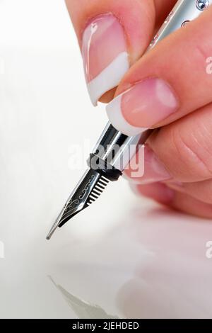 Faruenhand schreibt mit Füllfederhalter, Vertrag, Unterschrift, Vereinbarung, schöne Fingernägel, Nagellack, Stock Photo
