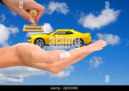 Hand mit Modellauto, Frauenhand, Chevrolet, Camaro, ZL1, USA, KFZ-Kosten, Teuerungsrate, steigende Benzinkosten, Abzocke, Modellauto, Blechspielzeug, Stock Photo