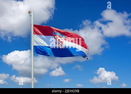 Kroatische Flagge, Fahne, Nationalfahne, Flaggenmast, blauer Himmel,