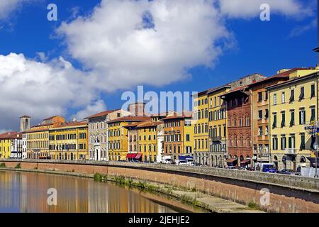 Die Altstadt von Pisa spiegelt sich im Wasser, Italien, Toskana, Toscana, Stock Photo