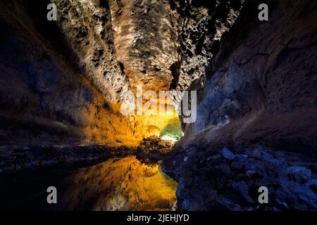 Wasserspiegelung in der Cueva Cuevas de los Verdes, von Cesar Manrique aufwendig illumiertes Höhlensystem eines Lavatunnels, Lanzarote, Kanarische Ins Stock Photo