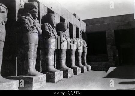 Egypt Luxor Upper Egypt Antiquities 1948 1940s B&W photos of Western tourists visiting historic sites Stock Photo
