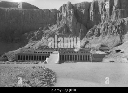 Egypt Luxor Upper Egypt Antiquities 1948 1940s B&W photos of Western tourists visiting historic sites Queen Hatshepsut’s Temple and The Valley of the Kings Stock Photo
