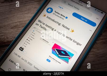 Tweet “Twitter Notes” by Twitter Write on table in dark mood. Twitter announced they started testing new longform format called Notes in Jun 2022 Stock Photo