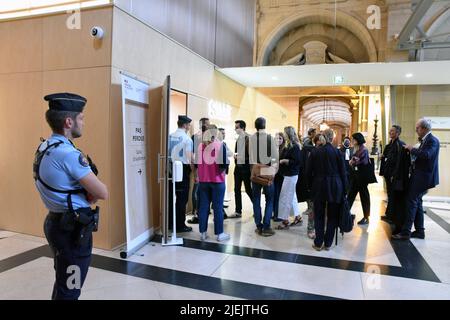 Paris, France. 27th June, 2022. Entrance to the courtroom at the Paris' criminal court during the trial of the November 2015 attacks that saw 130 people killed at the Stade de France in Saint-Denis, bars, restaurants and the Bataclan concert hall in Paris. The end of a lengthy hearing, after ten months of debates. In the trial of the attacks of November 13, the criminal court of Paris left to deliberate after having given the floor one last time to the defendants on June 27, 2022.  Photo byPatrice Pierrot/ABACAPRESS. Credit: Abaca Press/Alamy Live News Stock Photo