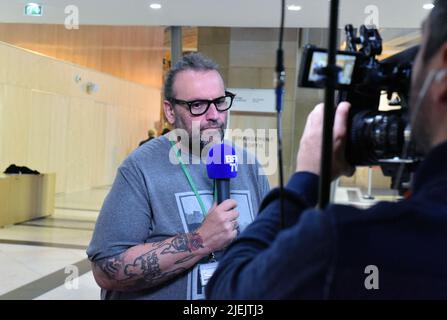 Paris, France. 27th June, 2022. Survivor of the Bataclan, Bruno Poncet at the Paris' criminal court during the trial of the November 2015 attacks that saw 130 people killed at the Stade de France in Saint-Denis, bars, restaurants and the Bataclan concert hall in Paris. The end of a lengthy hearing, after ten months of debates. In the trial of the attacks of November 13, the criminal court of Paris left to deliberate after having given the floor one last time to the defendants on June 27, 2022.  Photo byPatrice Pierrot/ABACAPRESS. Credit: Abaca Press/Alamy Live News Stock Photo