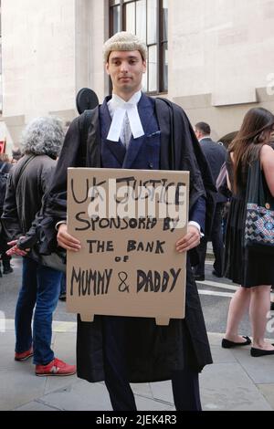 London, UK, 27th June, 2022. Criminal barristers across England and Wales begin strike action over legal aid payments. Hundreds of barristers and solicitors joined the picket outside the Central Criminal Court, also known as the Old Bailey in strike action today and tomorrow this week.   Credit: Eleventh Hour Photography/Alamy Live News Stock Photo