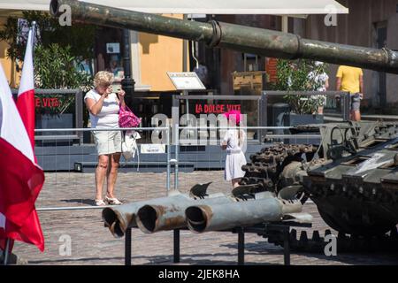 Warsaw, Poland. 27th June, 2022. A woman takes photos of the destroyed Russian tanks at Warsaw's Old Town. Polish and Ukrainian officials open an outdoor exhibition at Warsaw's Old Town of destroyed and burned out Russian tanks captured by the Ukrainians during the war. Officially named 'For our freedom and yours' the exhibition is intended to show the horror of war and Ukraineís heroic defense. It is to be later shown in other European capitals like Berlin or Paris. Credit: SOPA Images Limited/Alamy Live News Stock Photo