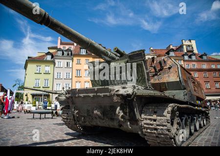 Warsaw, Poland. 27th June, 2022. A destroyed Russian howitzer 2S19 MSTA-S is seen at Warsaw's Old Town. Polish and Ukrainian officials open an outdoor exhibition at Warsaw's Old Town of destroyed and burned out Russian tanks captured by the Ukrainians during the war. Officially named 'For our freedom and yours' the exhibition is intended to show the horror of war and Ukraineís heroic defense. It is to be later shown in other European capitals like Berlin or Paris. Credit: SOPA Images Limited/Alamy Live News Stock Photo