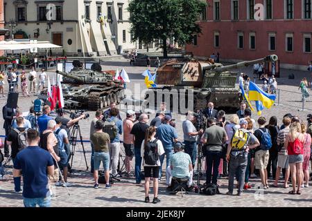 Warsaw, Poland. 27th June, 2022. The official opening of the 'For our freedom and yours' exhibition in Warsaw. Polish and Ukrainian officials open an outdoor exhibition at Warsaw's Old Town of destroyed and burned out Russian tanks captured by the Ukrainians during the war. Officially named 'For our freedom and yours' the exhibition is intended to show the horror of war and Ukraineís heroic defense. It is to be later shown in other European capitals like Berlin or Paris. Credit: SOPA Images Limited/Alamy Live News Stock Photo