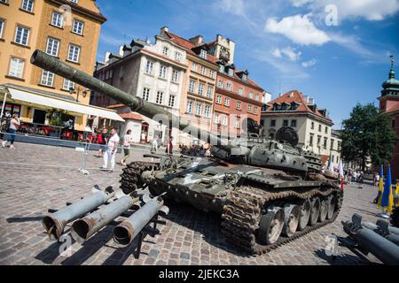 Warsaw, Poland. 27th June, 2022. A destroyed Russian tank T-72B is seen at Warsaw's Old Town. Polish and Ukrainian officials open an outdoor exhibition at Warsaw's Old Town of destroyed and burned out Russian tanks captured by the Ukrainians during the war. Officially named 'For our freedom and yours' the exhibition is intended to show the horror of war and Ukraineís heroic defense. It is to be later shown in other European capitals like Berlin or Paris. (Photo by Attila Husejnow/SOPA Images/Sipa USA) Credit: Sipa USA/Alamy Live News Stock Photo