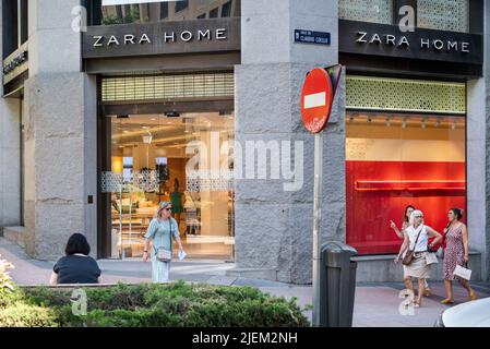 Madrid, Spain. 24th June, 2022. Pedestrians walk past the Spanish Inditex group dedicated to the manufacturing of furniture and home textiles, Zara Home, store in Spain. (Photo by Xavi Lopez/SOPA Images/Sipa USA) Credit: Sipa USA/Alamy Live News Stock Photo