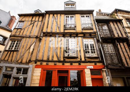Traditional half-timbered houses along Grande Rue/Rue Saint-Honoré in Cite Plantagenet, Le Mans. Pays de la Loire, France. Stock Photo