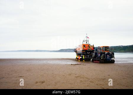 The Scarborough lifeboat ready to be towed back into the lifeboat station after a Tuesday evening practice session Stock Photo