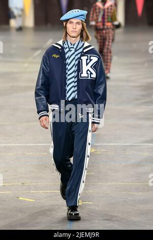 Paris, Frankreich. 26th June, 2022. KENZO SS23 runway during Paris Fashion Week Menswear on June 2022 - Paris, France. 26/06/2022 Credit: dpa/Alamy Live News Stock Photo