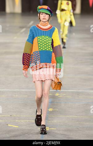 Paris, Frankreich. 26th June, 2022. KENZO SS23 runway during Paris Fashion Week Menswear on June 2022 - Paris, France. 26/06/2022 Credit: dpa/Alamy Live News Stock Photo