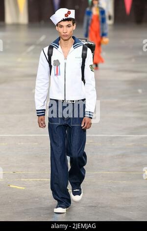 Paris, Frankreich. 26th June, 2022. KENZO SS23 runway during Paris Fashion Week Menswear on June 2022 - Paris, France. 26/06/2022 Credit: dpa/Alamy Live News Stock Photo