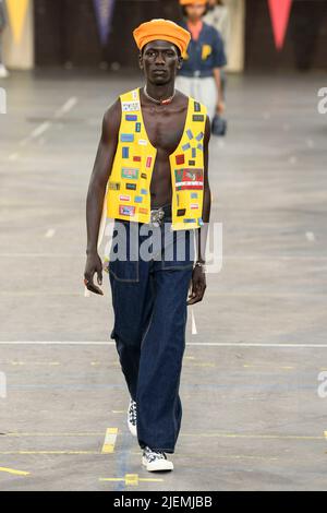 Paris, Frankreich. 26th June, 2022. KENZO SS23 runway during Paris Fashion Week Menswear on June 2022 - Paris, France. 26/06/2022 Credit: dpa/Alamy Live News Stock Photo