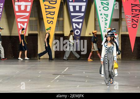 Paris, Frankreich. 26th June, 2022. KENZO SS23 runway during Paris Fashion Week Menswear on June 2022 - Paris, France. 26/06/2022 Credit: dpa/Alamy Live News Stock Photo