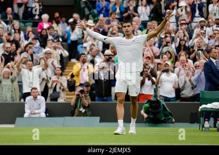 London, UK, 27th June 2022: Carlos Alcaraz from Spain celebrates during the Wimbledon Tennis Championships 2022 at the All England Lawn Tennis and Croquet Club in London. Credit: Frank Molter/Alamy Live news Stock Photo