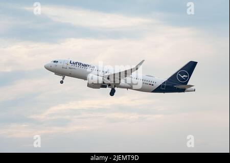 25.06.2022, Berlin, Germany, Europe - A Lufthansa Airbus A320-200 passenger aircraft takes off from Berlin Brandenburg Airport BER. Stock Photo