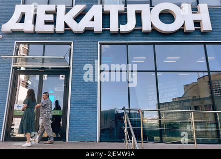 Genre photography. Customers in the Decathlon store on Avtozavodskaya. Due  to supply difficulties, French sporting goods retailer Decathlon is  temporarily closing all retail hypermarkets and online stores from June 26,  2022. 26.06.2022