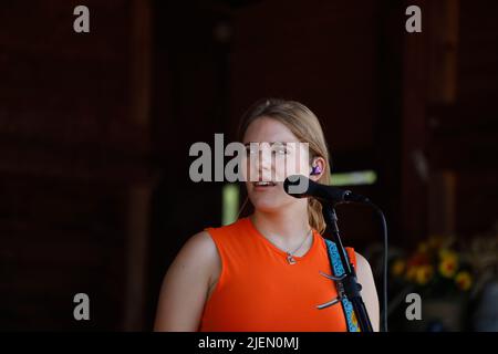 Johanna Mross von More Than Words live beim 25. Countryfest auf der Forest Village Ranch. Daubitz-Walddorf, 26.06.2022 Stock Photo