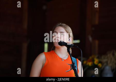 Johanna Mross von More Than Words live beim 25. Countryfest auf der Forest Village Ranch. Daubitz-Walddorf, 26.06.2022 Stock Photo