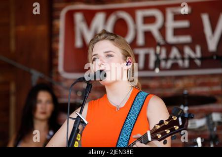 Johanna Mross von More Than Words live beim 25. Countryfest auf der Forest Village Ranch. Daubitz-Walddorf, 26.06.2022 Stock Photo