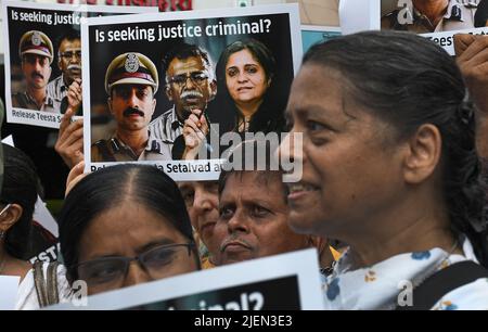 Mumbai, India. 27th June, 2022. Protestors are seen holding placards demanding the release of an activist Teesta Setalvad during a protest. Activist Teesta Setalvad was arrested by Gujarat police Anti-Terrorism Squad (ATS) from her home in Mumbai for fabricating facts, tutoring witnesses to frame people in connection with 2002 Gujarat riots case. Credit: SOPA Images Limited/Alamy Live News Stock Photo