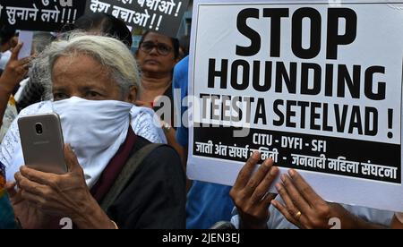 Mumbai, India. 27th June, 2022. A protestor holds a placard during the demonstration demanding the release of an activist Teesta Setalvad. Activist Teesta Setalvad was arrested by Gujarat police Anti-Terrorism Squad (ATS) from her home in Mumbai for fabricating facts, tutoring witnesses to frame people in connection with 2002 Gujarat riots case. Credit: SOPA Images Limited/Alamy Live News Stock Photo