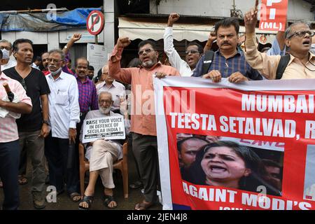 Mumbai, India. 27th June, 2022. Protestors holding a banner gather to demand the release of an activist Teesta Setalvad during a protest. Activist Teesta Setalvad was arrested by Gujarat police Anti-Terrorism Squad (ATS) from her home in Mumbai for fabricating facts, tutoring witnesses to frame people in connection with 2002 Gujarat riots case. (Photo by Ashish Vaishnav/SOPA Images/Sipa USA) Credit: Sipa USA/Alamy Live News Stock Photo