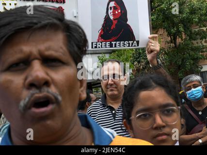 Mumbai, India. 27th June, 2022. Protestors shout slogans during the demonstration demanding the release of an activist Teesta Setalvad. Activist Teesta Setalvad was arrested by Gujarat police Anti-Terrorism Squad (ATS) from her home in Mumbai for fabricating facts, tutoring witnesses to frame people in connection with 2002 Gujarat riots case. (Photo by Ashish Vaishnav/SOPA Images/Sipa USA) Credit: Sipa USA/Alamy Live News Stock Photo